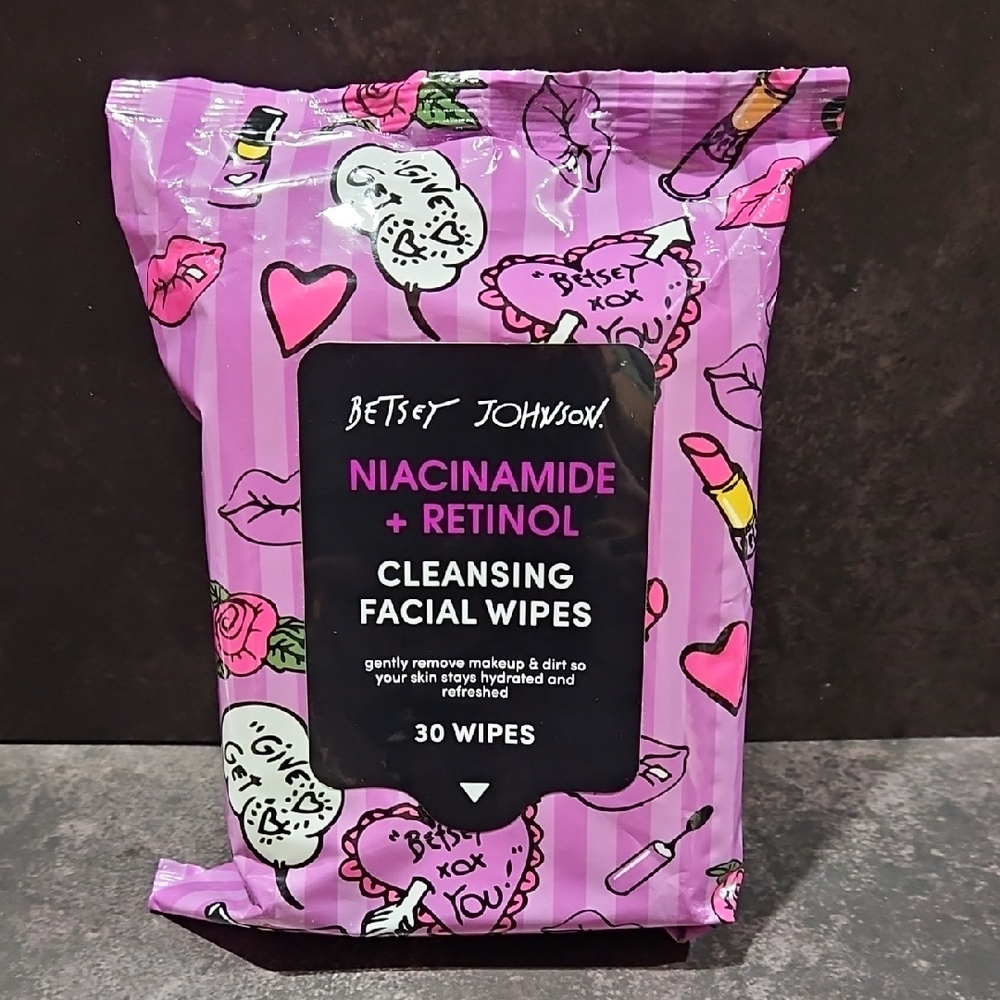 Betsey Johnson Niacinamide + Retinol Cleansing Facial Wipes